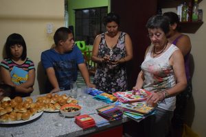 Pasitos 21 avril 2016 distribution de petits cadeaux : des livres, des couleurs, des pastels, des crayons...